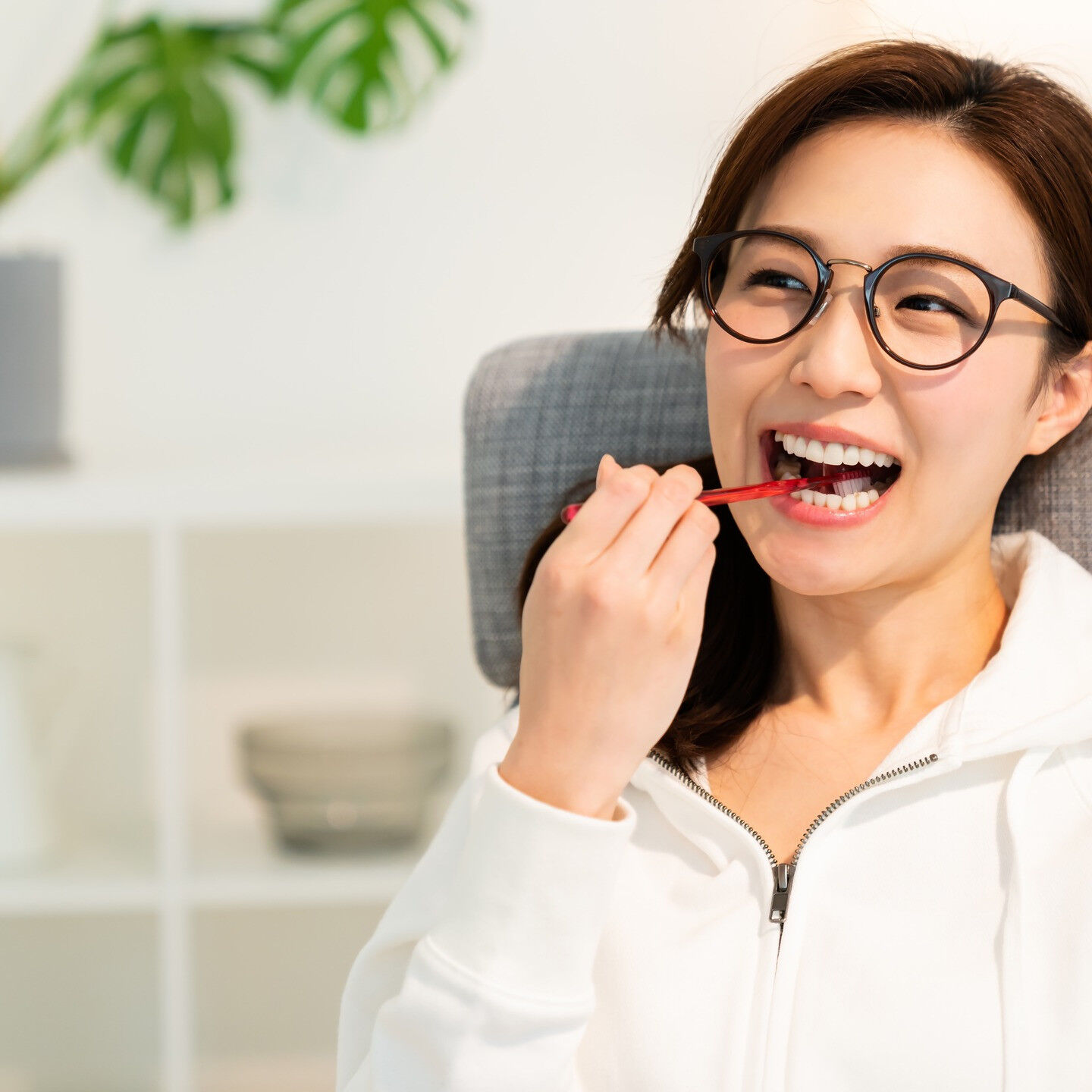 自分らしい笑顔をいつまでも輝かせるためには、歯の健康を保つこ